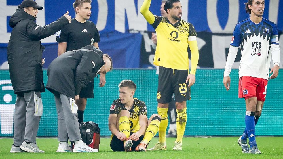 Nico Schlotterbeck (sitzend) hat sich am Fuß verletzt. (Archivbild) Foto: Christian Charisius