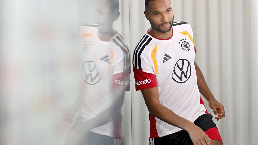 Schwungvoll betritt Tah das DFB-Podium. Foto: Julian Stratenschulte