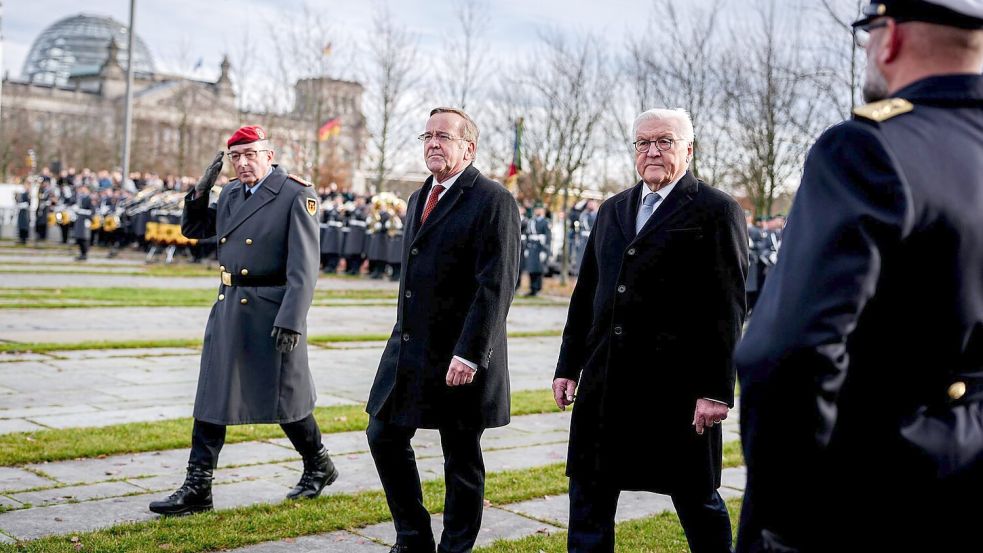 Auch Verteidigungsminister Boris Pistorius sprach zu den Rekrutinnen und Rekruten. Foto: Kay Nietfeld/dpa