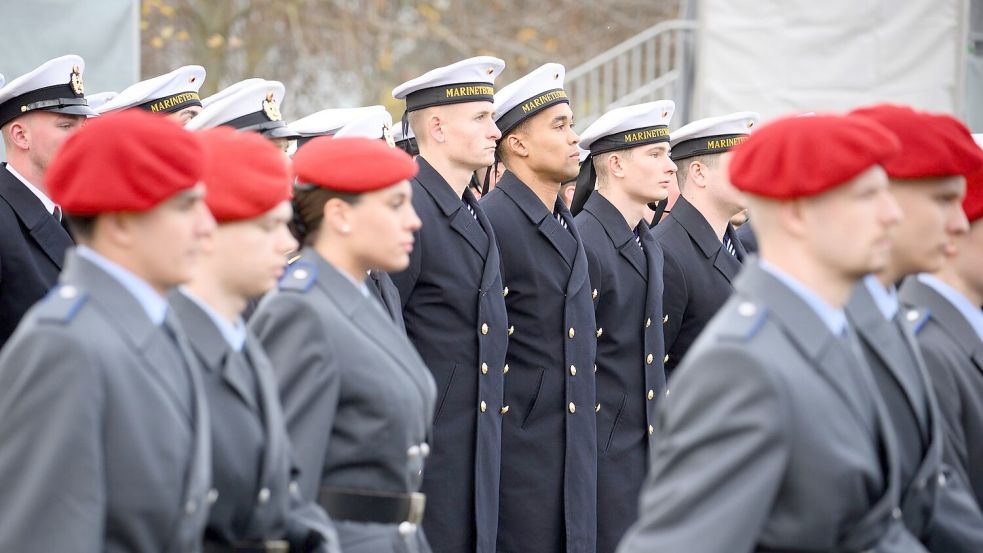 280 Rekrutinnen und Rekruten gelobten, „der Bundesrepublik Deutschland treu zu dienen und das Recht und die Freiheit des deutschen Volkes tapfer zu verteidigen“. Foto: Bernd von Jutrczenka/dpa