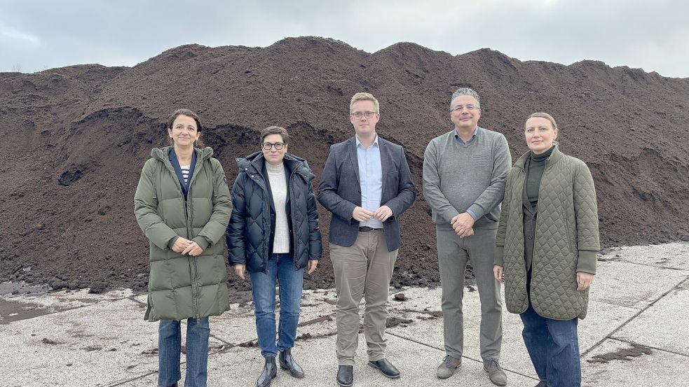 Sie sprachen bei der Griendtsveen AG über die Folgen des Torfabbau-Verbots (von links): Rechtsanwältin Remi Almagro Ponce (Griendtsveen AG), Tanja Constabel vom Industrieverband Gartenbau, CDU-Landtagsabgeordneter Lukas Reinken, Geschäftsführer Bert Ruiters (Griendtsveen AG) und Prokuristin Jennifer Herzog (Griendtsveen AG). Foto: Horst Kruse