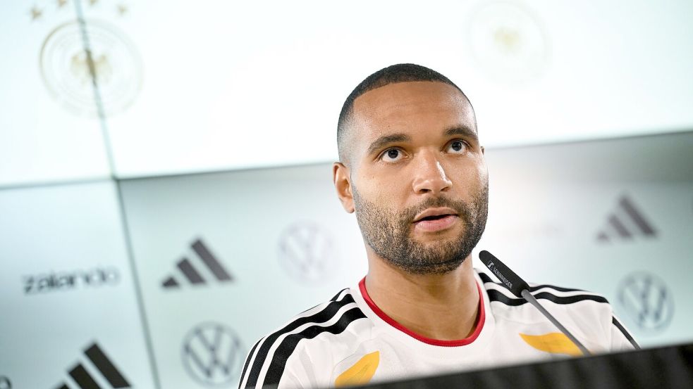 Jonathan Tah hat über besondere Herausforderungen für zwei junge Nationalteamkollegen gesprochen. Foto: Julian Stratenschulte