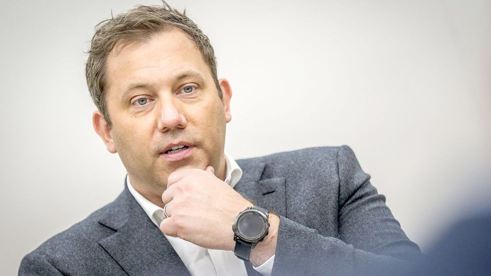 Der Vizekanzler reist als erster Minister der schwarz-roten Bundesregierung nach Peking. (Archivbild) Foto: Michael Kappeler