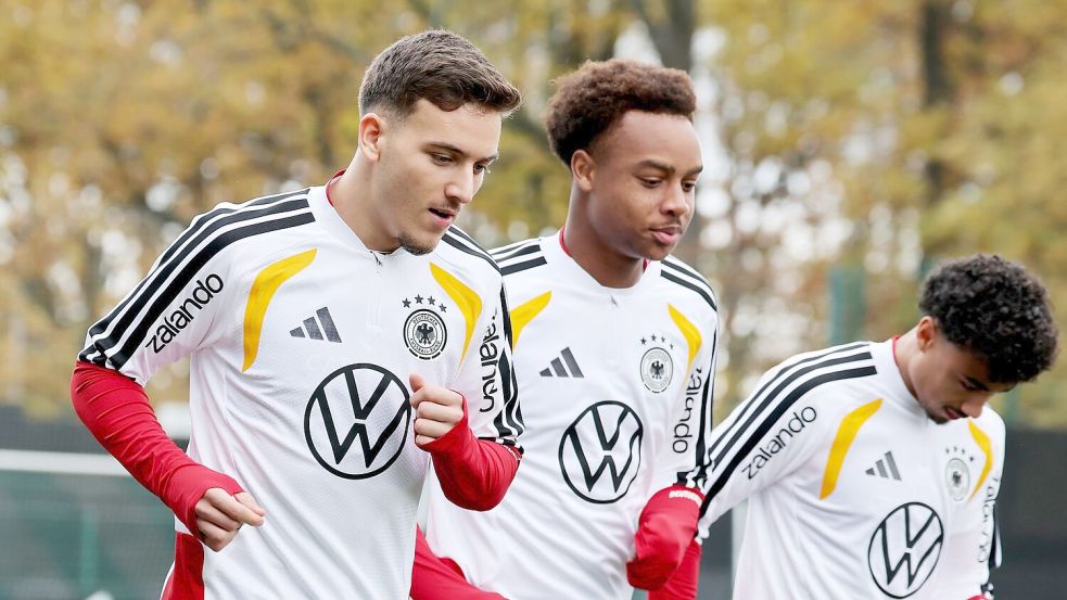 El Mala (l.) und Ouédraogo (m.) sind zum ersten Mal bei der A-Elf. Foto: Christian Charisius