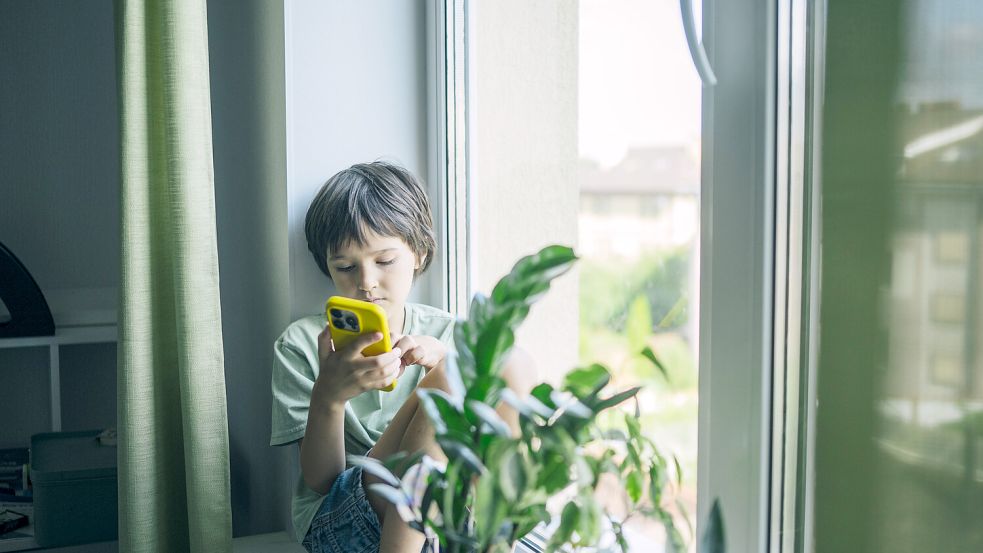 Im Osnabrücker Kinderhospital beobachtet das psychiatrische Fachpersonal eine Zunahme von Depressivität unter Minderjährigen. Chefarzt Werner Terhaar sieht einen Zusammenhang mit der Handynutzung. Foto: IMAGO/Westend61