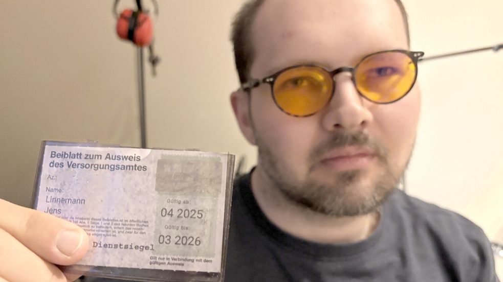 Jens Linnemann mit seinem Ausweis für die unentgeltliche Beförderung im öffentlichen Personenverkehr. Bahnfahrten wären für ihn allein, ohne den Mobilitätsservice der Bahn, aber kaum möglich. Foto: Janßen