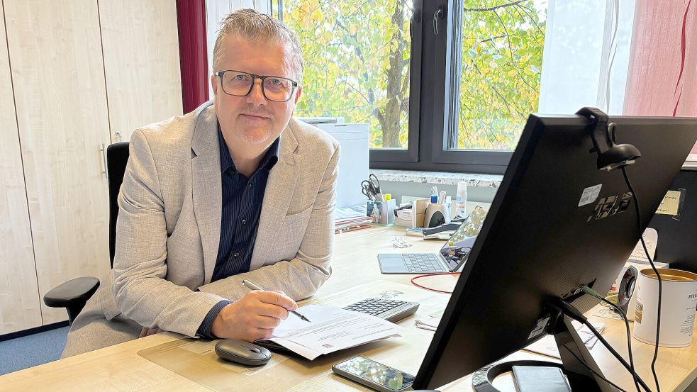 Westoverledingens Bürgermeister Theo Douwes denkt nach dem Vorfall im Rathaus über Konsequenzen nach. Am Montag war ein Mann mit einer Waffe in der Hosentasche in ein Büro des Sozialamtes gegangen. Foto: Carsten Ammermann/Archiv