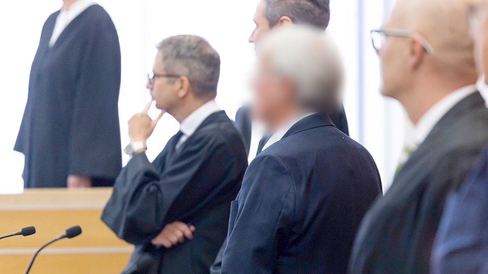 Ein weiterer größerer Prozess zur VW-Dieselaffäre hat in Braunschweig begonnen. Die Verlesung der Anklageschrift verzögerte sich aber. Foto: Michael Matthey