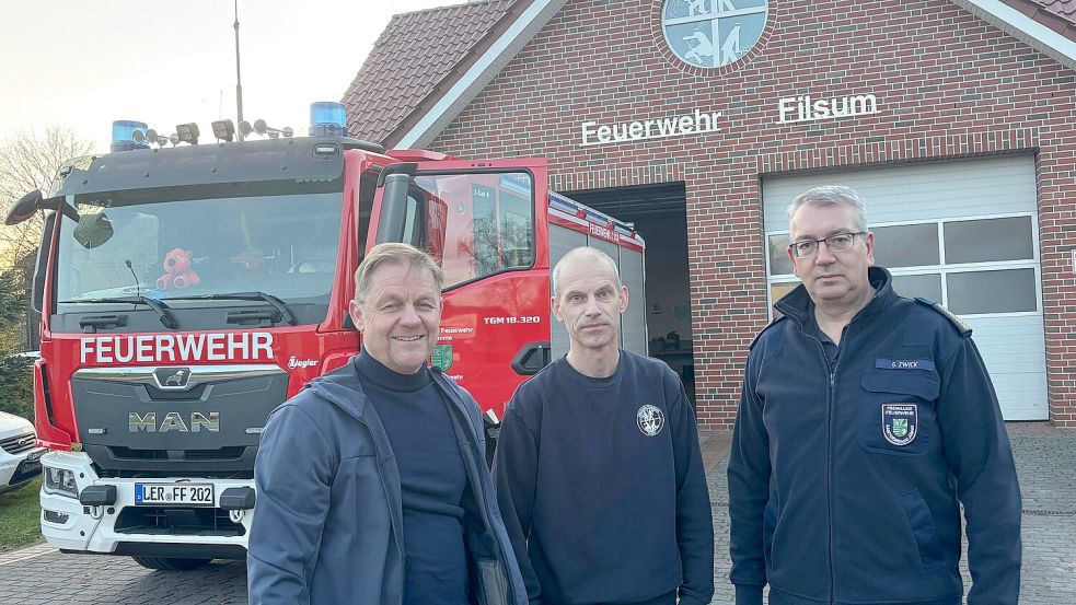 Ralf Möhlmann (von links), Manuel Röhl und Gerold Zwick sorgen sich um die Personalstärke der Filsumer Feuerwehr. Foto: Lars Löschen