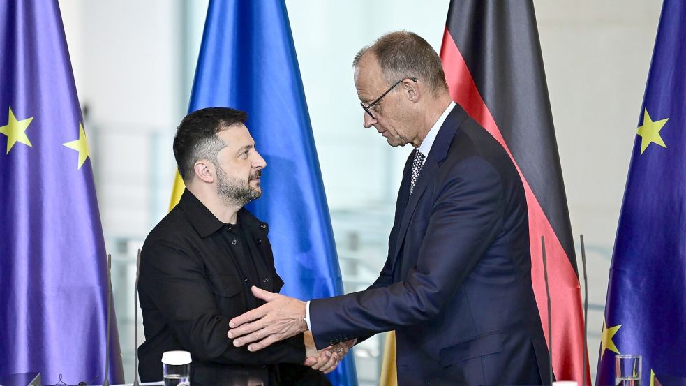 Kanzler Friedrich Merz (CDU, rechts) und der ukrainische Präsident Wolodymyr Selenskyj haben zu den Korruptionsermittlungen in Kiew ein Telefongespräch geführt. (Archivbild) Foto: Fabian Sommer