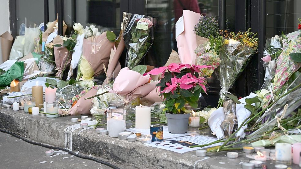 Mit zahlreichen Gedenkveranstaltung erinnert Frankreich an die Opfer der Terrorserie vor zehn Jahren. Foto: Emma Da Silva/AP/dpa