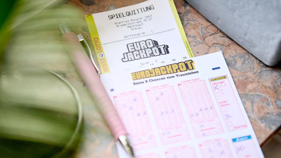 Kann Künstliche Intelligenz die Lottozahlen voraussagen? Studenten aus Italien und eine Frau aus den USA haben den Versuch gemacht – und gewonnen. Foto: IMAGO/Schlag & Roy GmbH