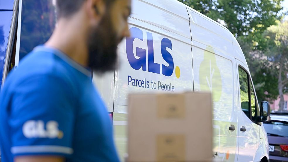 Ein Paketbote von GLS bei der Arbeit. Foto: Wolf von Dewitz/dpa