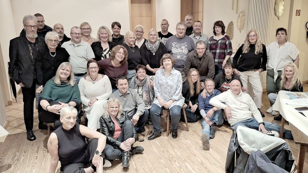 Beim Klassentreffen der Realschulklassen R10a und R10b des Abschlussjahrgangs 1985 im Schulzentrum Collhusen in Westoverledingen stellten sich die Teilnehmenden für ein gemeinsames Foto auf. In der hinteren Reihe von links stehen Michael Luikenga, Michael Heykants, Marion Baur, Geert Schaa, Gerlinde Springfeld, Andre Helmers und Thomas van Deest. In der mittleren Reihe von links sind Wolfgang Roelfs, Eva-Maria Keil-Roelfs, Stephan Hülsebus, Brieta Goudschaal, Anke Sedlatschek, Anja Aldag-Thomas, Hartmut Uken, Carsten Wilts, Monika Reck, Angelika Harms-Fehn und Franka Wiels zu sehen. In der sitzenden Reihe von links befinden sich Birgit Wolfgardt, Hiltraud Möhlmann, Heike Knipper, Stefan Katzer, Petra Lühring, Marion Ahling, Ulrike Appeldorn, Ingo Strack, Matthias Körte, Tanja Knipper, Peter Grafenburg und Ute Halfwassen. Ganz vorne sitzen Marion Reck und Lisa Sinningen. Nicht auf dem Foto sind Anja Weers und Jens-Thorsten Haak. Foto: Wolfgang Roelfs