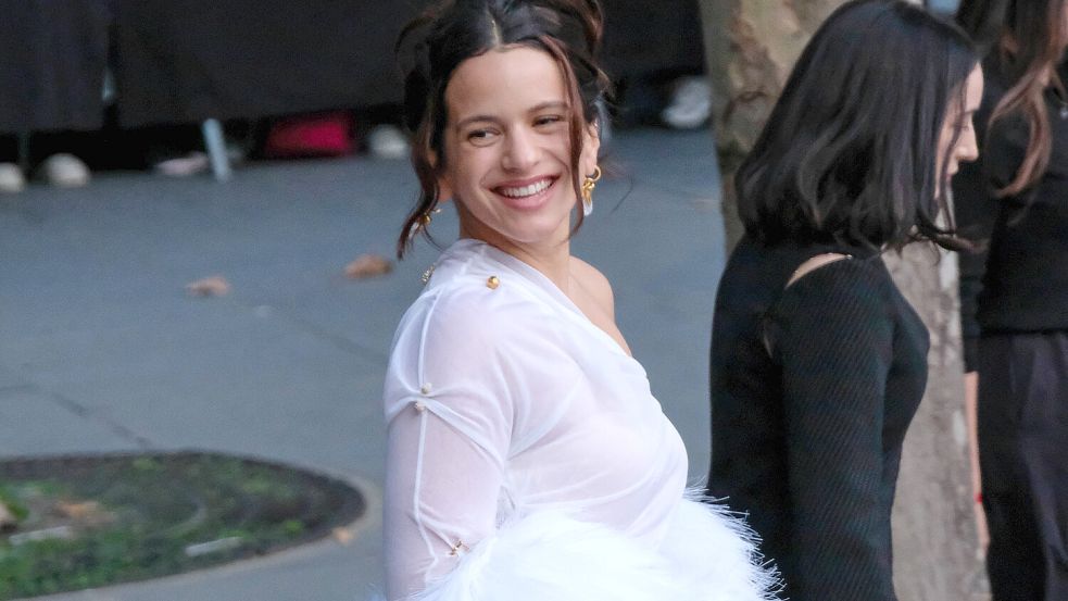 Die Sängerin Rosalía veröffentlichte in der vergangenen Woche ihr Album „Lux“. Foto: IMAGO/ABACAPRESS