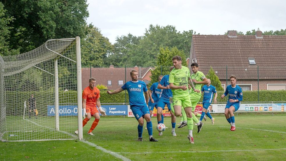 Am ersten Spieltag gelang Firrel ein 3:1-Sieg gegen Papenburg. Ein Einsatz von Reinhard Grotlüschen und Tim Schouwer (in den grünen Trikots) ist für das Rückspiel fraglich. Foto: Heiner Lohmann