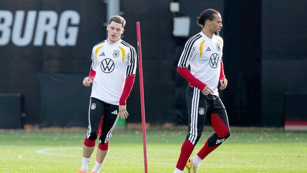 Leroy Sané (r) steht im Fokus. Foto: David Inderlied