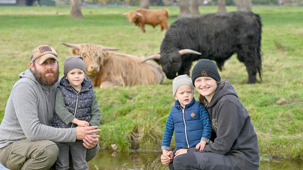 Die Hochlandrinder sind den Kontakt zu Menschen gewohnt. Markus und Ramona Vater können sogar ihre Kinder Karla (links) und Lukas mit auf die Weide nehmen. Foto: Klaus Ortgies