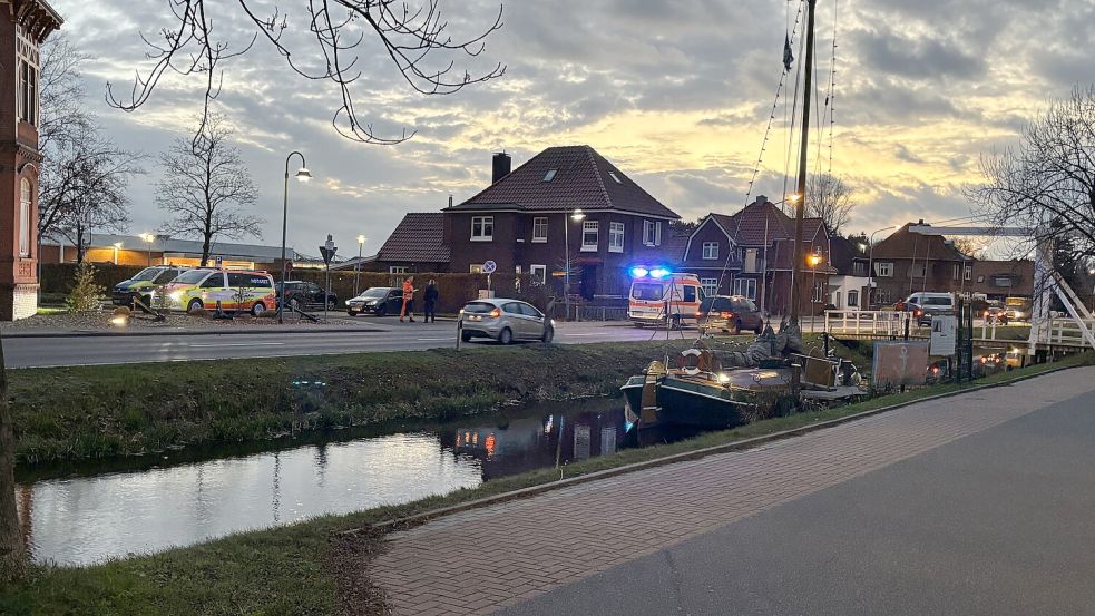 Auf dem Rajen in Höhe des Fehn- und Schiffahrtsmuseums gab es am Donnerstagnachmittag einen Unfall. Foto: Henrik Zein