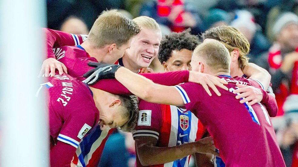 Erling Haaland (M.) erzielte seine Quali-Treffer 13 und 14. Foto: Fredrik Varfjell/NTB/dpa