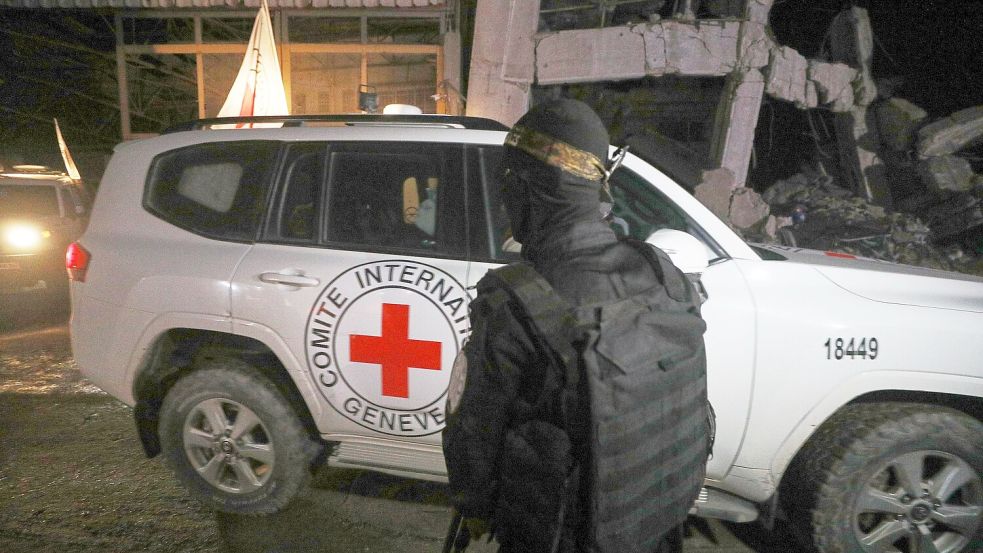 Die Hamas übergab im Gazastreifen einen Sarg an das Rote Kreuz, in dem sich die sterblichen Überreste einer Geisel befinden sollen. (Archivbild) Foto: Yousef Al Zanoun/AP/dpa