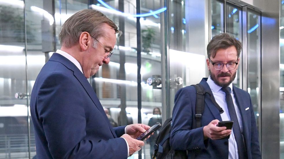 Der Verteidigungsminister musste lange warten. Foto: Elisa Schu/dpa