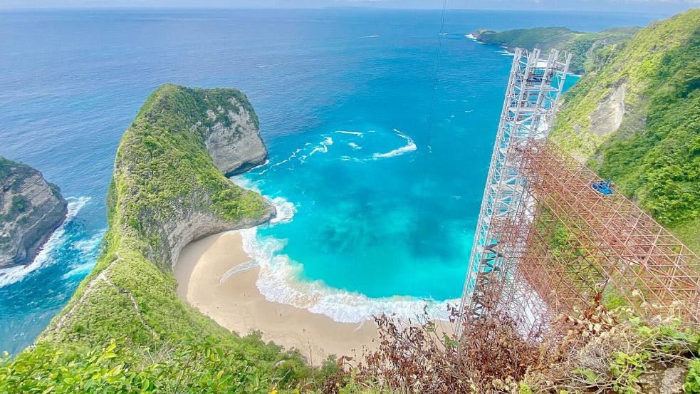 Der Kelingking Beach mit dem T-Rex-Felsen ist ein weltbekanntes Fotomotiv - aber der halbfertige Bau des Glasaufzugs verschandelt den Ausblick. Foto: Putu Utami/dpa