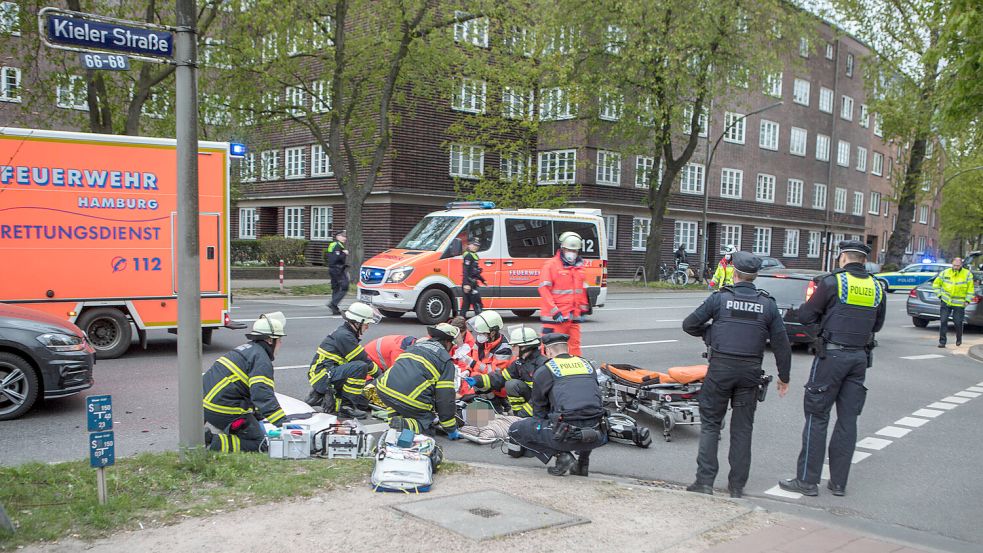 Rettungseinsatz nach einem Verkehrsunfall auf der Kieler Straße in Hamburg. Mit 59 Unfällen im vergangenen Jahr gilt sie als gefährlichste Straße Deutschlands. Foto: IMAGO/Blaulicht News