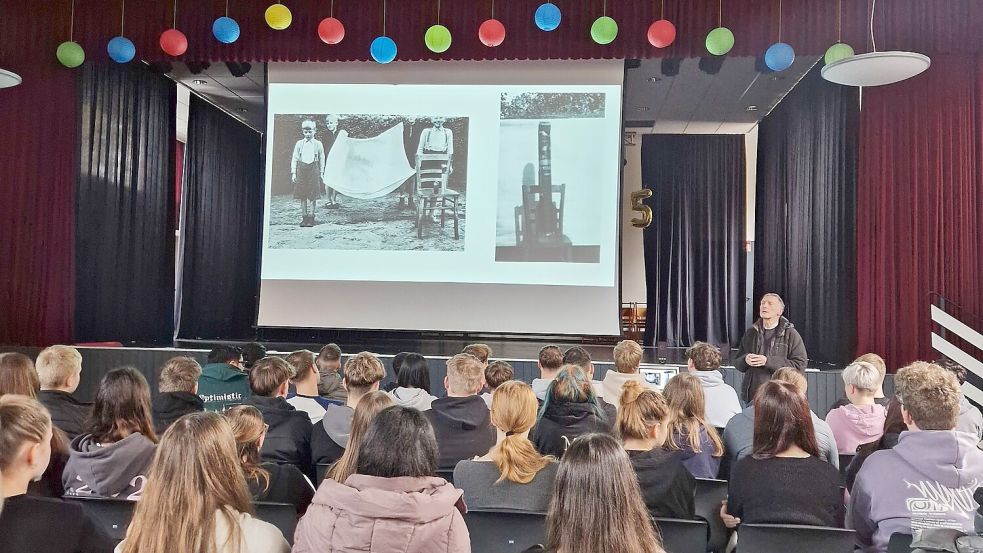 Lokalhistoriker Heinz Giermanns berichtet an der Erich Kästner Schule Rhauderfehn über die letzten Kriegsmonate in der Region. Foto: EKS Rhauderfehn/Becker