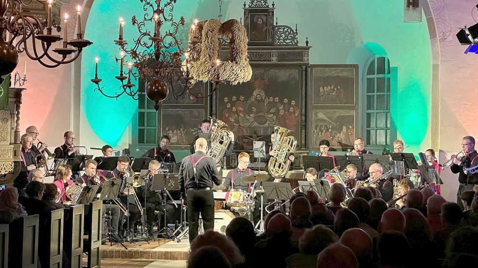 Dirigent Heiko Kremers führte die Musikerinnen und Musiker durch das Programm. Foto: Christian Bünnemeyer