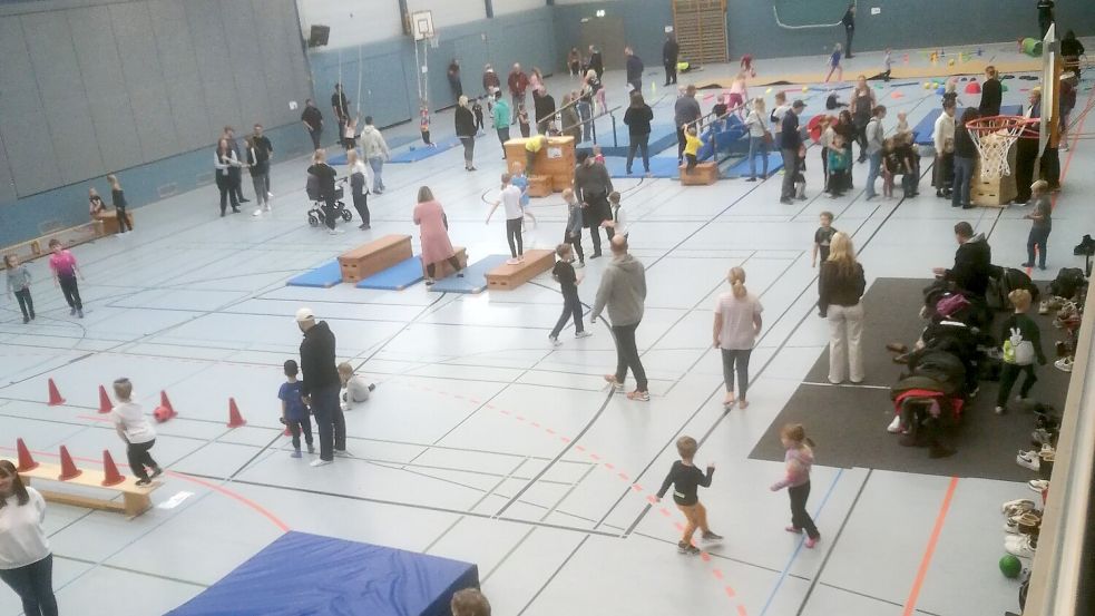 Kinder und Familien genießen gemeinsam das bunte Bewegungsfest „Tierische-Turn-Weltreise“ in der Turnhalle Ostrhauderfehn. Foto: Gemeinde Ostrhauderfehn