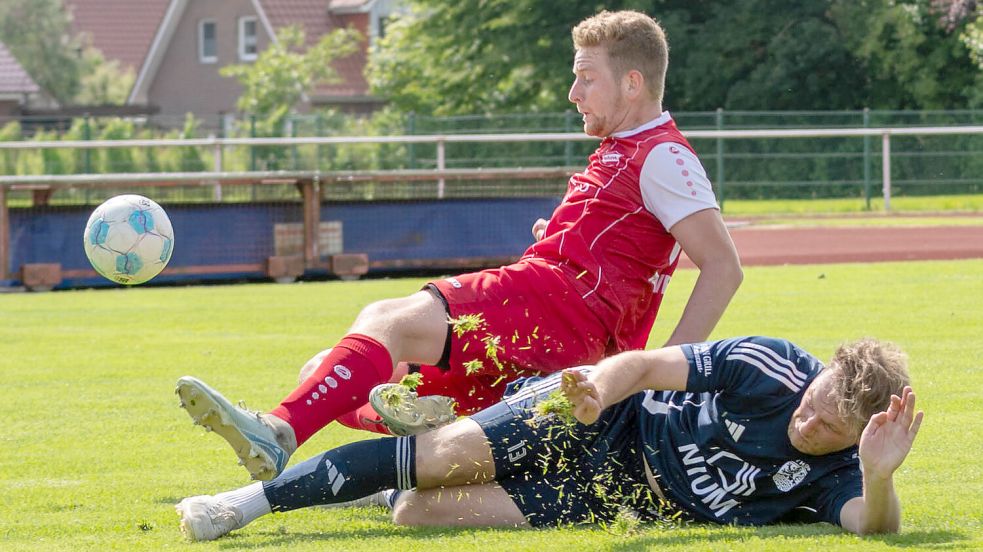Im Hinspiel gab es wildes 3:3 zwischen Ihrhove und Hage. Foto: Heiner Lohmann