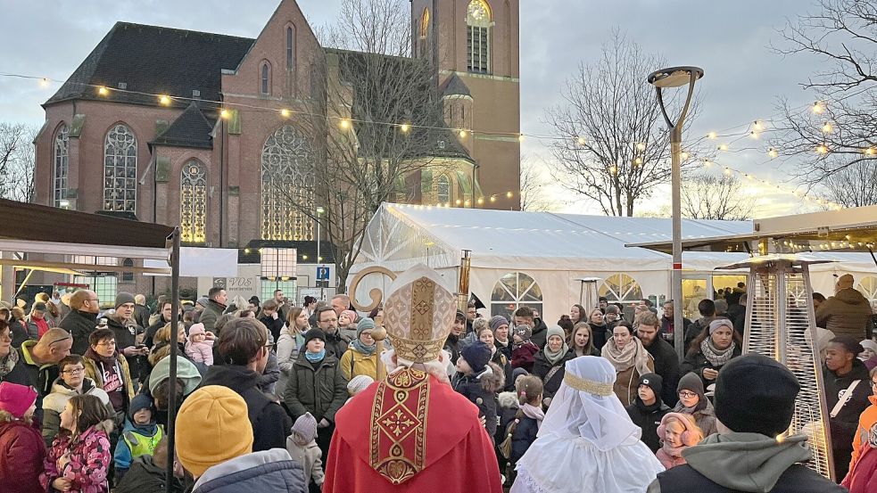 Besucherinnen und Besucher genießen die festliche Atmosphäre auf dem Weihnachtsmarkt in Strücklingen im Jahr 2024. Foto: KLJB Strücklingen
