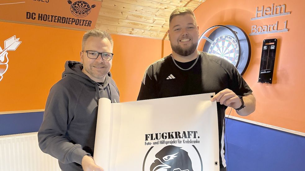 Dennis Böbel (links) und Kai Frederichs wollen Spenden für Flugkraft und Fußballfans gegen Krebs sammeln. Foto Hellmers