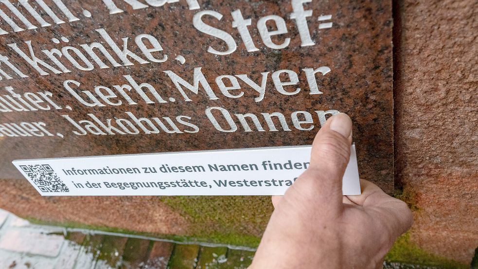 Ein Täter ist vom Ehrenmal der Opfer von Krieg und Gewalt verschwunden: Der Name Jakobus Onnen wurde an diesem Freitag mit einem QR-Code versehenen Schild überdeckt. Foto: Klaus Ortgies