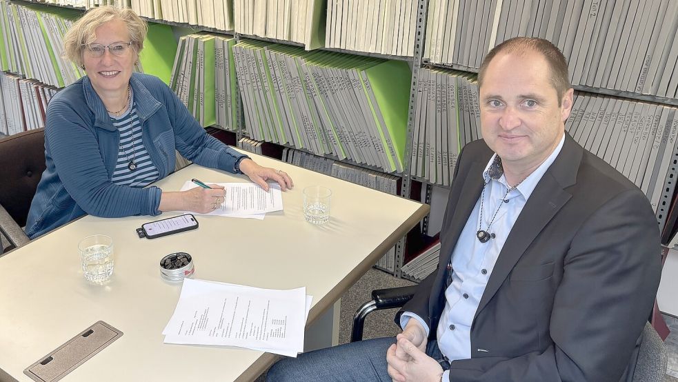 Frank Buchholz, Leiter der Straßenbaubehörde, Geschäftsbereich Aurich, versteht, dass Autofahrer genervt sind von den vielen Straßenbaustellen, die es momentan im Landkreis Leer gibt. Foto: Horst Kruse