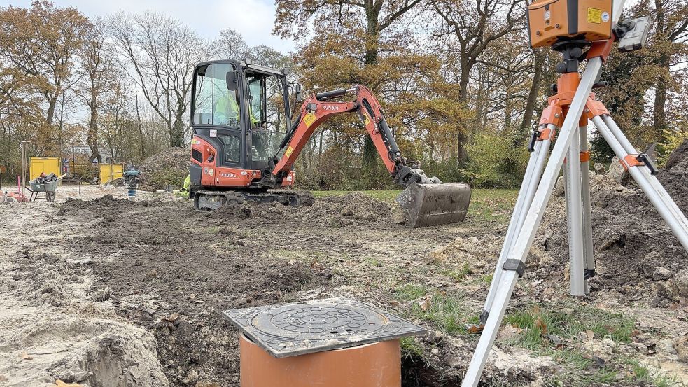 Die Erdarbeiten für die neuen Tenniscourts in Collinghorst haben begonnen. Foto: Marion Janßen