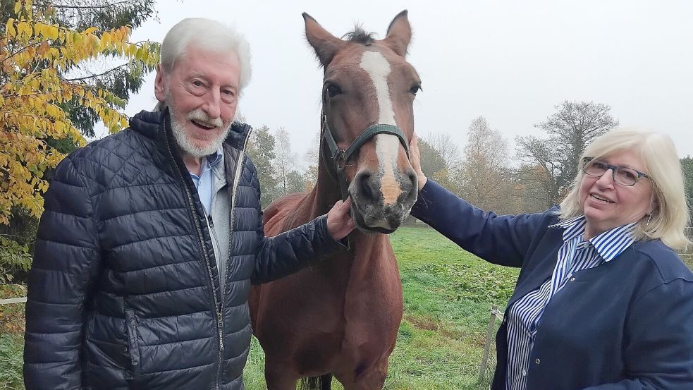 Bernt und Almuth Strenge mit Pferdestute Heyka: Das tägliche Ausmisten des Stalls hält den Jubilar fit. Foto: Clarissa Scherzer