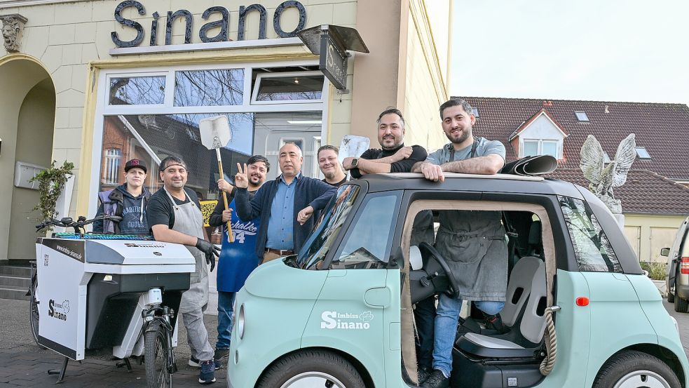 Das Team vom Imbiss Sinano rund um Chef Suat Sayan (Zweiter von rechts) freut sich über den Titel „Ostfrieslands beste Pizza“. Foto: Klaus Ortgies
