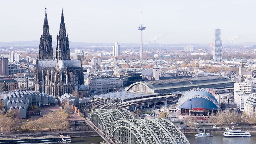 Mehr als 50 neue Stellwerke nimmt die Bahn jedes Jahr in Betrieb - ausgerechnet am Kölner Hauptbahnhof gab es Probleme. Foto: Rolf Vennenbernd