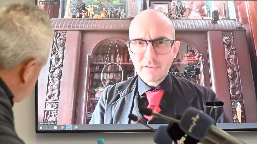 Kriminalbiologe Benecke sagt, er habe ebenfalls eine Probe von Hitlers Blut genommen, von der Lehne des Sofas, auf dem sich Hitler erschossen hat. (Archivbild) Foto: Martin Schutt