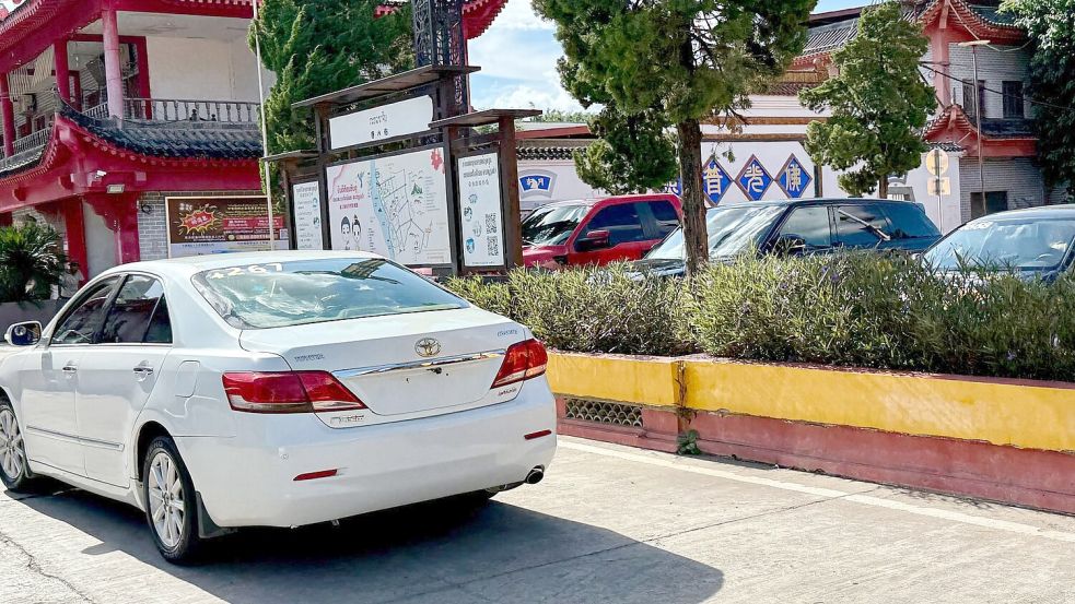 Die meisten Autos in der dubiosen Golden Triangle Special Economic Zone haben nicht einmal Nummernschilder. Foto: Carola Frentzen