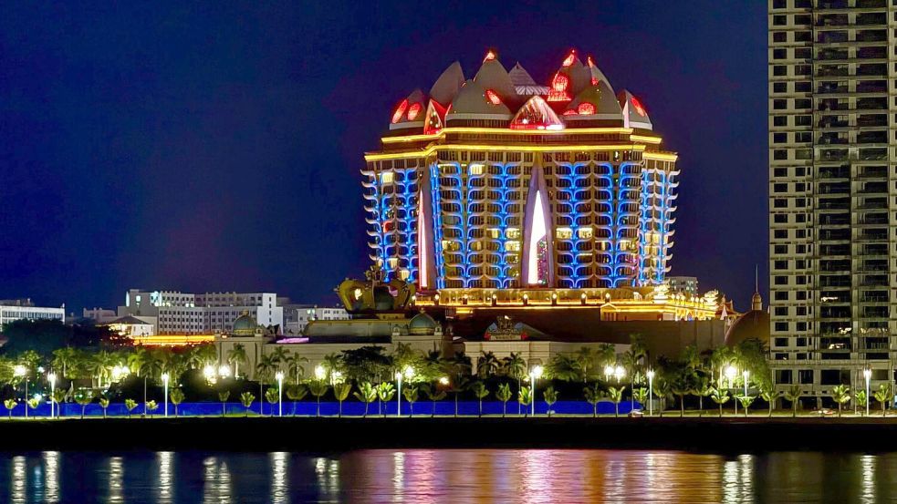 Nachts tanzen auf den kolossalen Kasino-Gebäuden der Sonderwirtschaftszone bunte Lichter über die Fassaden. Foto: Carola Frentzen