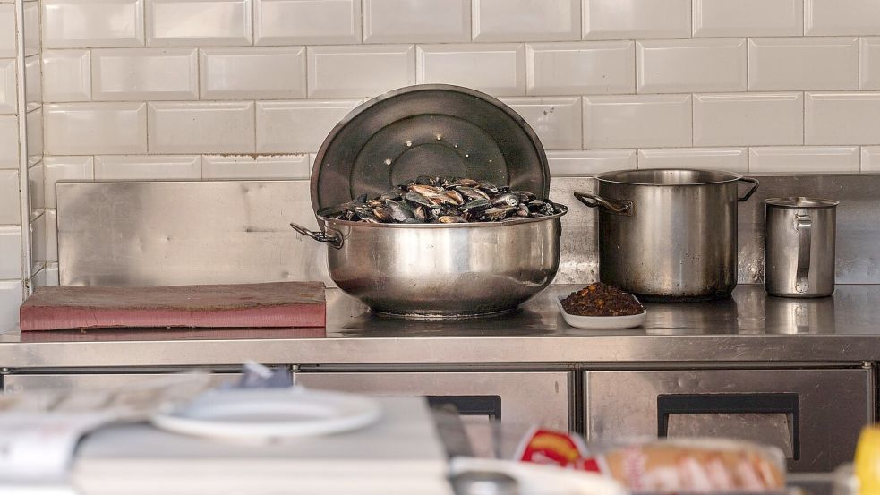 Die häufigsten Symptome bei Lebensmittelvergiftung sind Übelkeit, Erbrechen und Durchfall. Foto: Ahmed Deeb/dpa