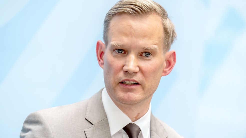 Hendrik Streeck stellt klar: Ihm geht es in der Debatte nicht ums Sparen. (Archivbild) Foto: Michael Kappeler/dpa