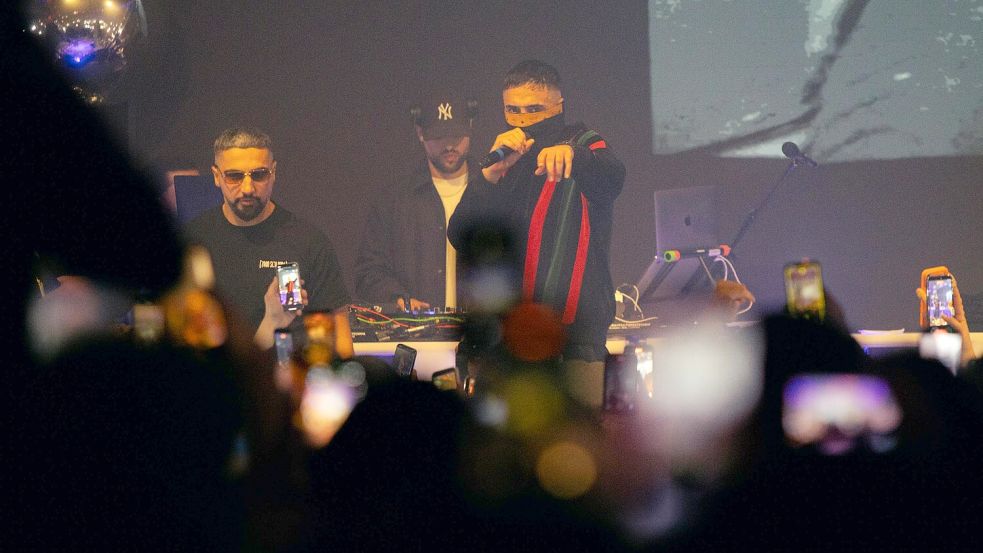 Der Rapper Haftbefehl bei seinem ersten Auftritt am Freitag, 14. November, im Alando Ballhaus in Osnabrück. Foto: Sebastian Dannenberg