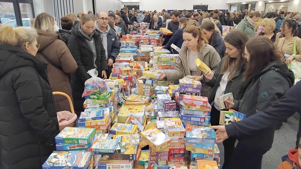 Viel Andrang herrschte am Sonnabend bei der 31. Auflage der Spielzeugbörse in Ostrhauderfehn. Der Basar fand im Neubau des Vereins- und Gemeindezentrums an der Kirchstraße statt. Foto: Clarissa Scherzer