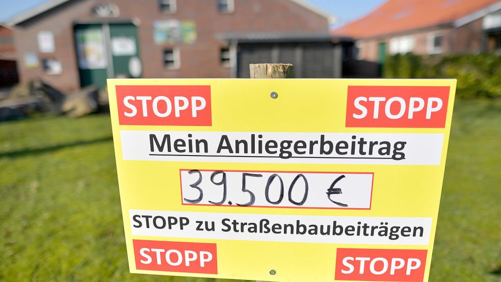 Die Höhe ihrer Ausbaubeiträge haben die Anwohner auf solchen Schildern öffentlich gemacht. Foto: Klaus Ortgies/Archiv