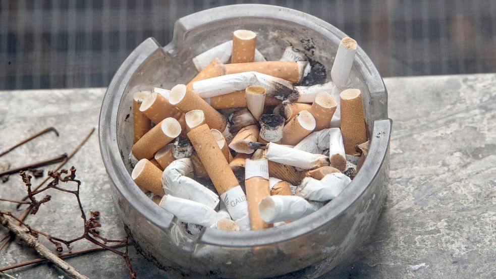 Ein voller Aschenbecher steht auf einem Fensterbrett. Foto: Soeren Stache/dpa