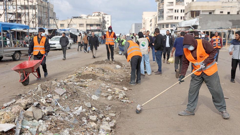 Die Kampagne "We Will Rebuild It Again" animiert Helfer, die Kriegsspuren im Gazastreifen zu beseitigen. Foto: AFP/OMAR AL-QATTAA